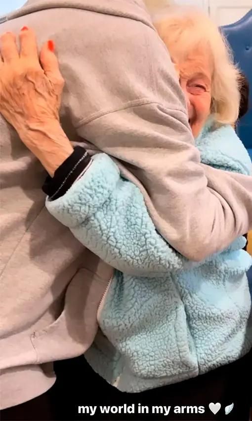 Nicola Peltz y su abuela