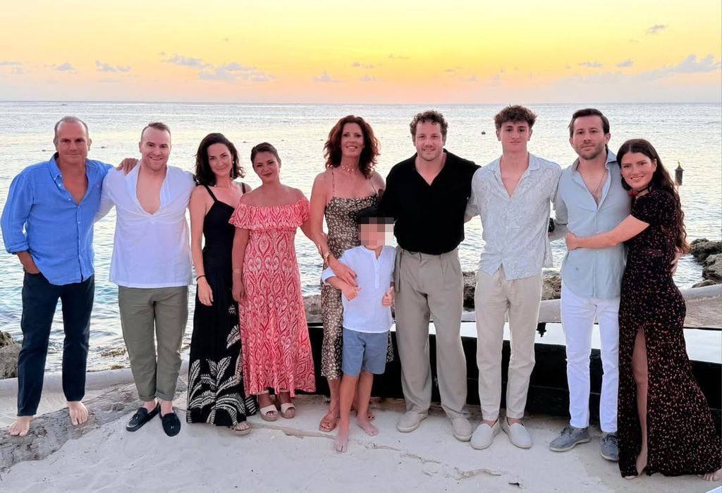 La familia de Borja Ortiz-Echague y Mónica Mengod, tíos del novio, en la preboda. También aparece el cantante Daniel Diges, yerno de la presentadora 