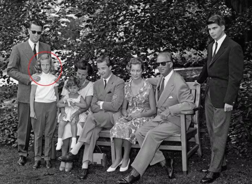 De izquierda a derecha: El rey Balduino, la princesa Marie-Christine, a princesa Lilian, la princesa Marie-Esmeralda, el principe Alberto, más tarde Alberto II de Bélgica, la princesa Paola, más tarde la reina Paola de Bélgica, Leopoldo III  y el principe Alexander
