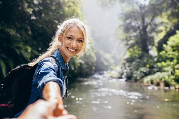 mujer en la naturaleza