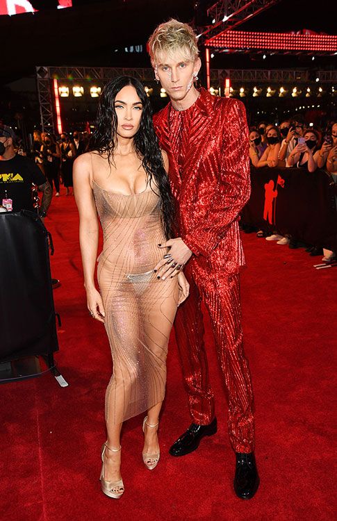 Meghan Fox y Machine Gun Kelly en la alfombra roja