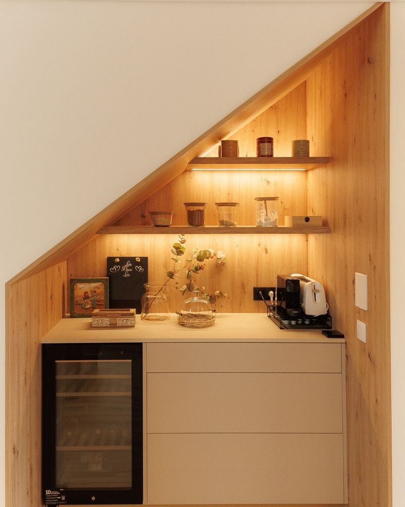 Mueble desayunador bajo techo inclinado