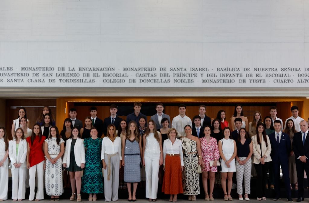 La princesa Leonor con 40 jóvenes la Galería de las Colecciones Reales en el décimo aniversario de la proclamación de Felipe VI