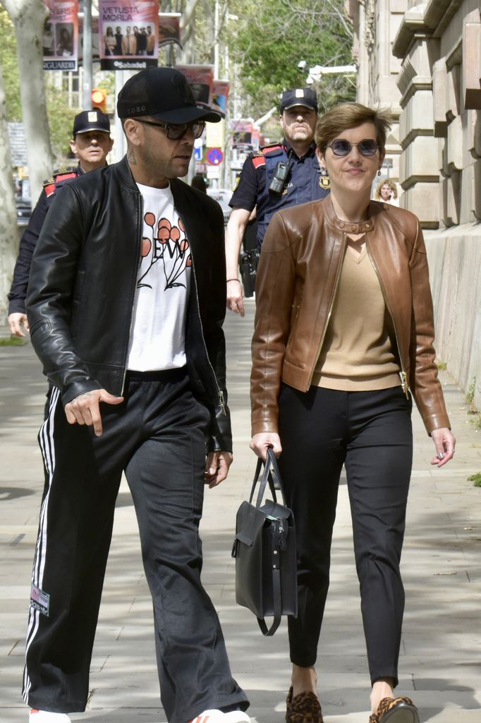 Dani Alves con su abogada Inés Guardiola, en una fotografía tomada el 4 de abril del 2024. 