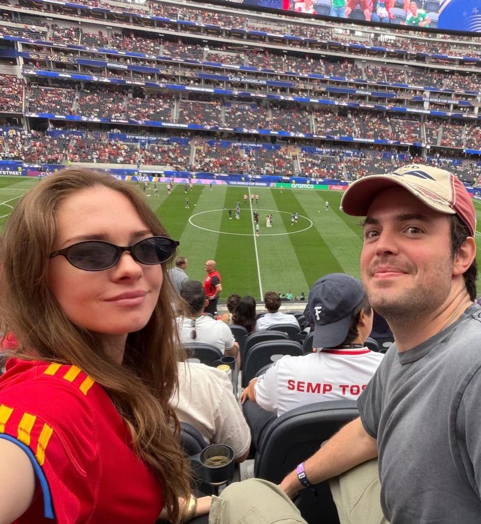 Stella del Carmen disfrutó del partido de España desde el estadio de Los Ángeles junto a su marido, Alex Gruszynski, con quien contrajo matrimonio el pasado octubre