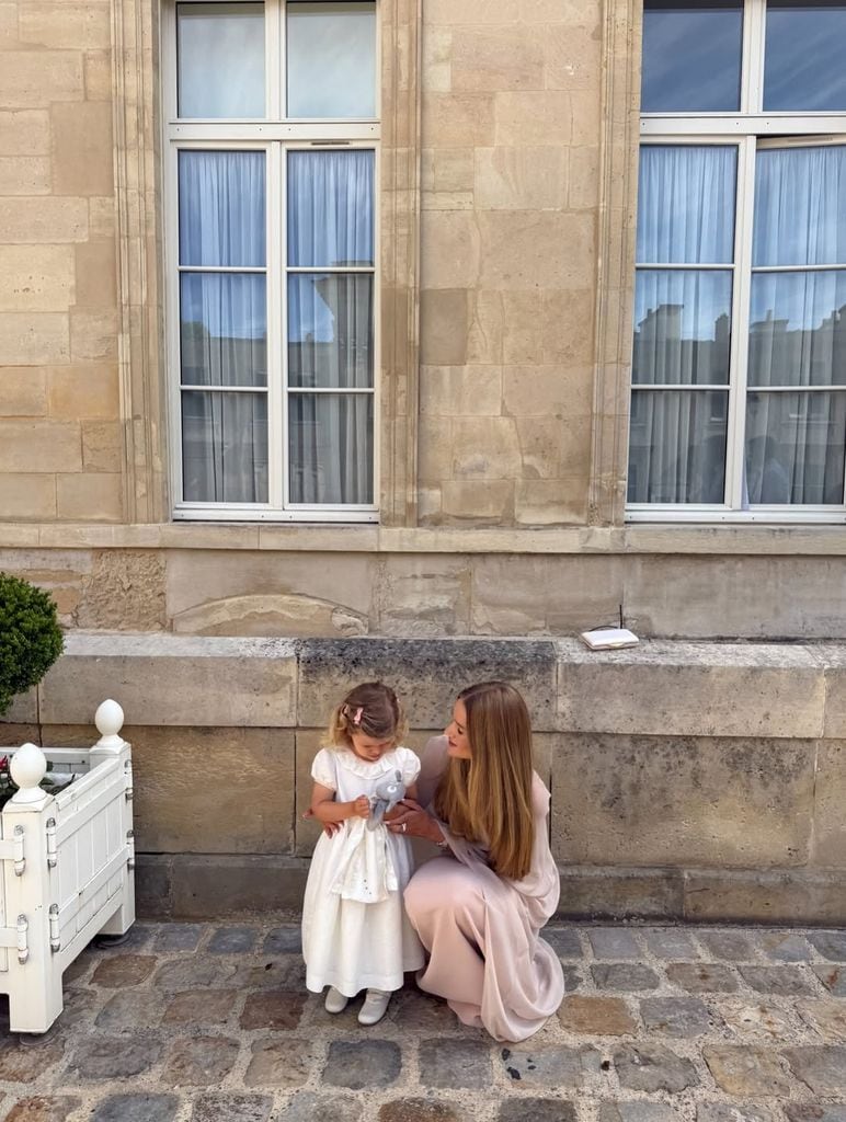 El look de invitada de Rosie Huntington Whiteley en la boda de su hermano ya lo adelantó Mango