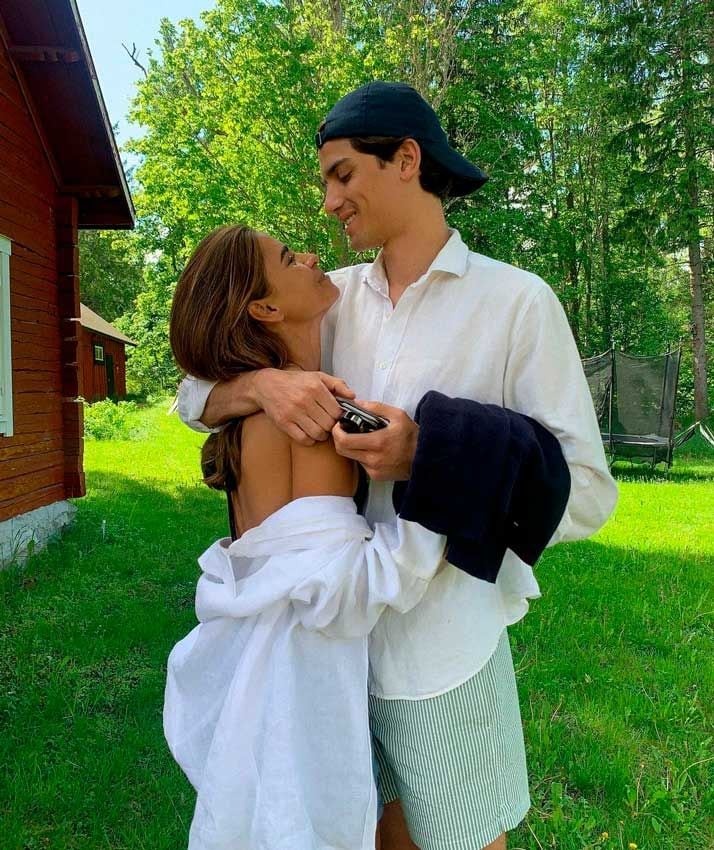 Emelie Lindmark y Gerard Sabé en actitud cariñosa
