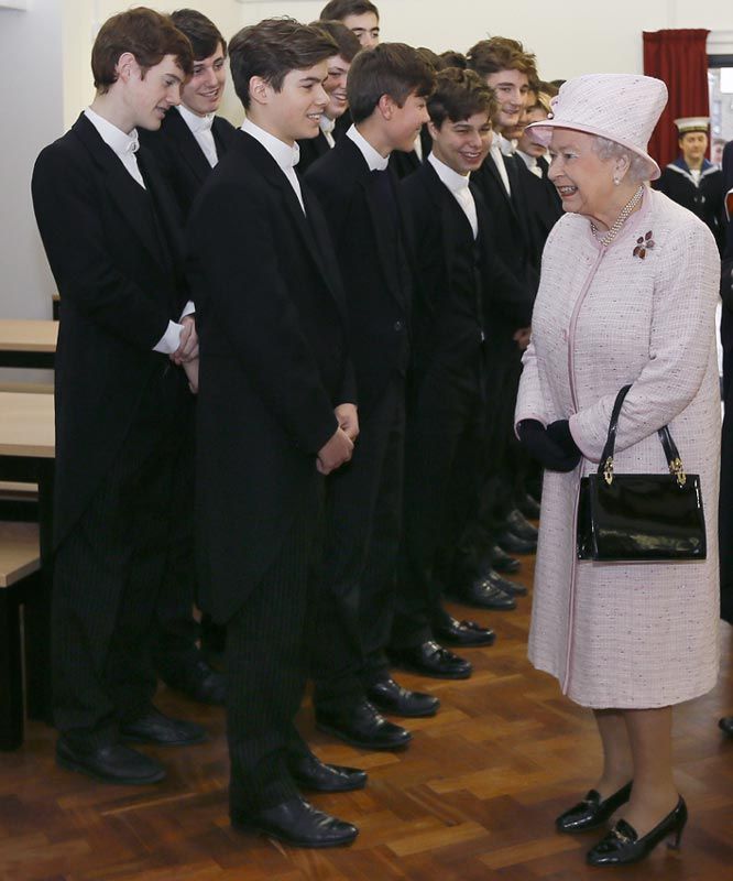 Arthur Chatto junto a la reina Isabel II 