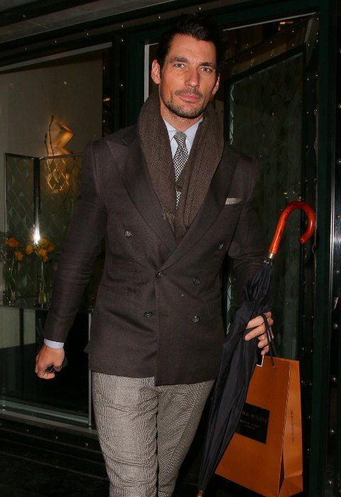 David Gandy, el eterno gentleman, con un dos piezas marrón por las calles de Londres. 