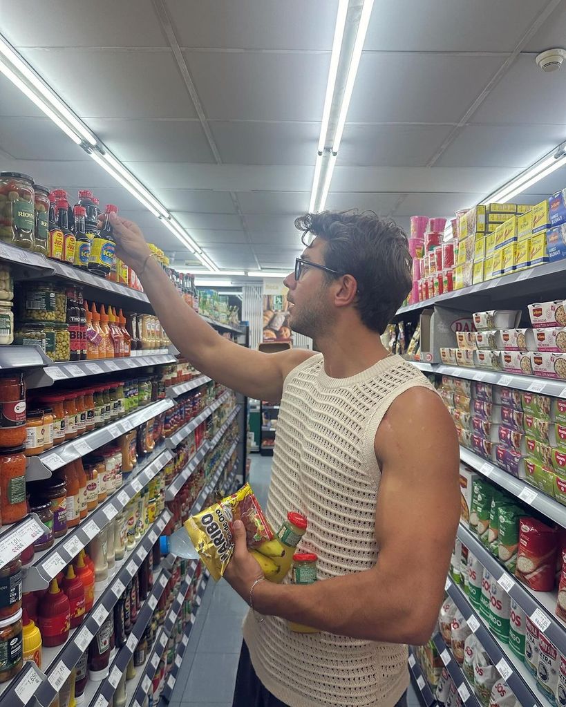 Onur Seyit Yaran ('Hermanos') hizo una parada en un supermercado para comprar zumos, plátanos, gominolas y una salsa
