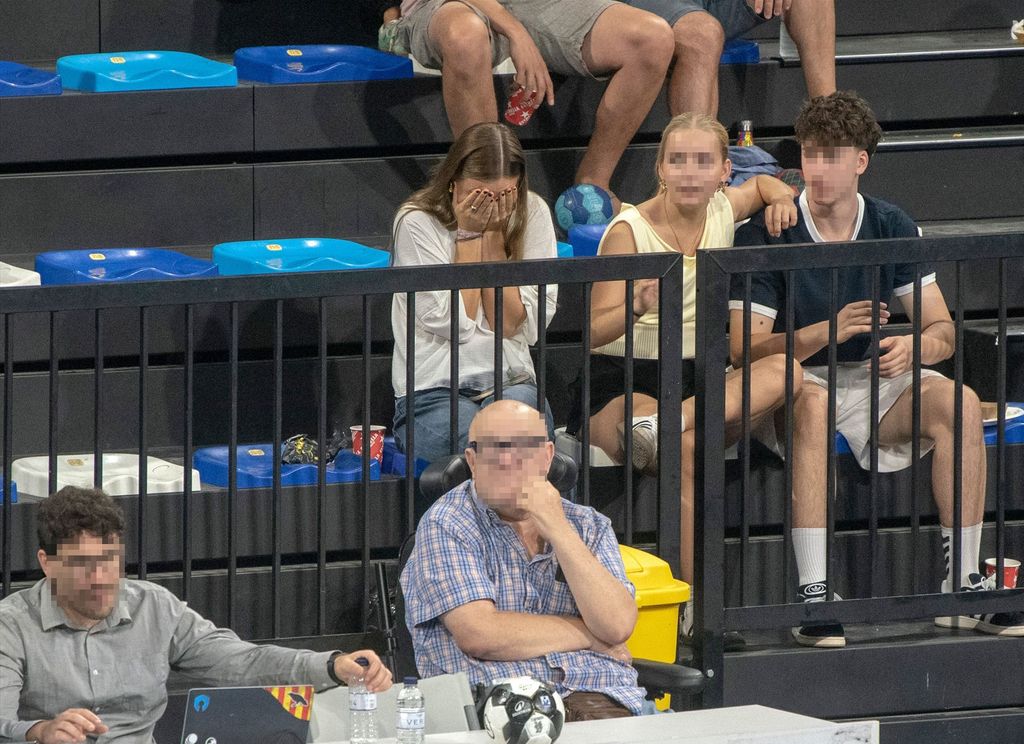 Johanna Zott se tapa la cara porque no quiere saber qué pasa en la cancha
