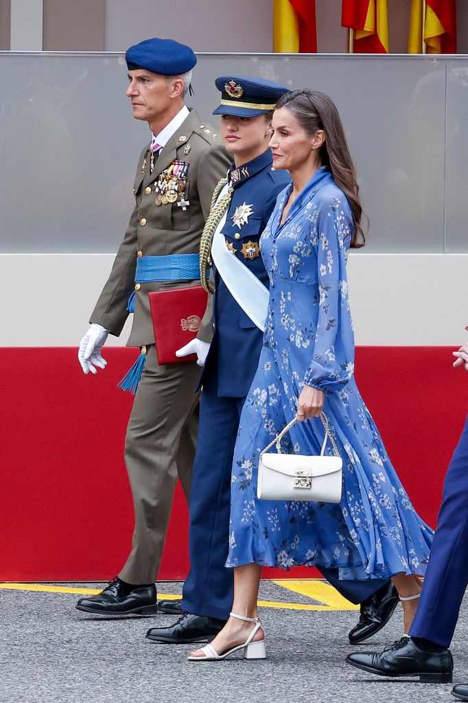 La reina Letizia con vestido azul en el Día de las Fuerzas Armadas 2026 en Vigo.