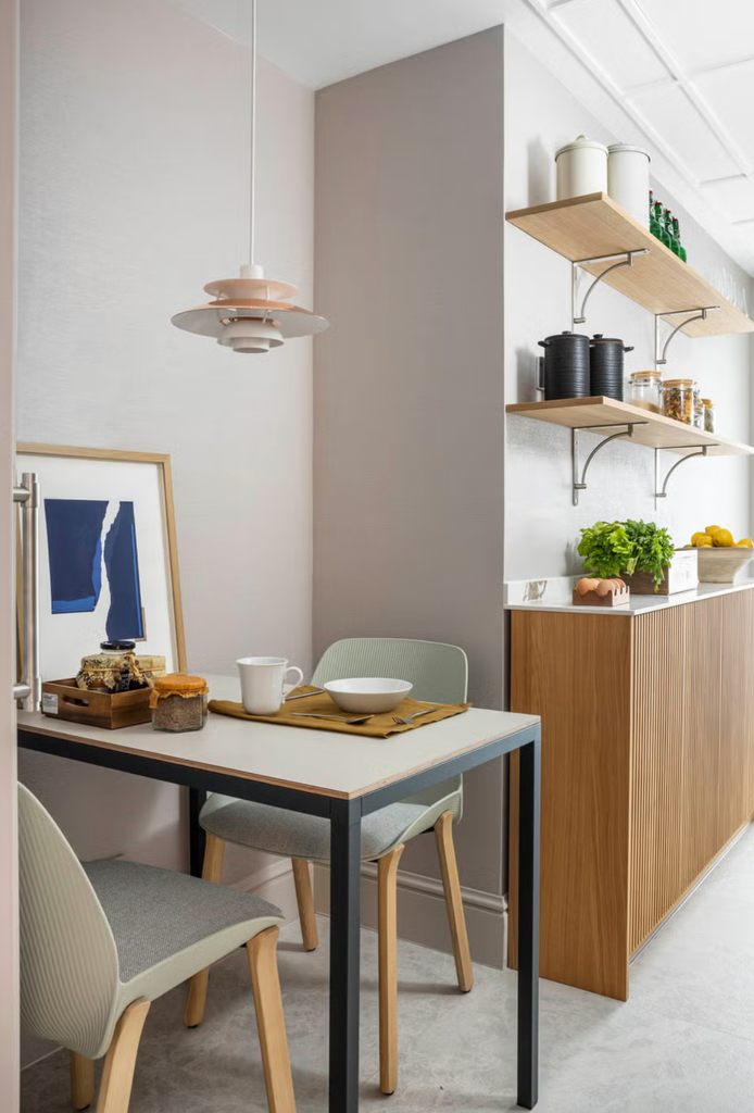 Pared de la cocina decorado con un cuadro apoyado, lo que provoca que la obra sea fácil de trasladar si así se desea