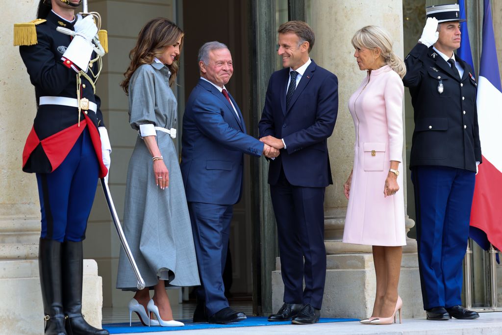 El presidente francés Emmanuel Macron y Brigitte Macron reciben al rey Abdalá II y a la reina Rania de Jordania a su llegada al Elíseo