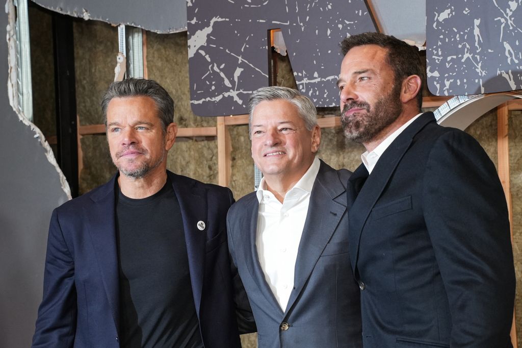 Los dos actores, junto a Ted Sarandos en la presentación de la película policíaca de Netflix en Nueva York