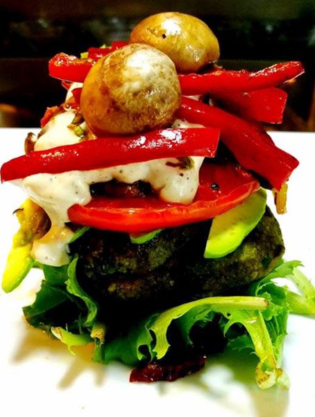 'Hamburguesa de harina de anacardos, harina de quinoa, queso de leche de macadamia con menta y ajo negro', en 'Crucina'.
