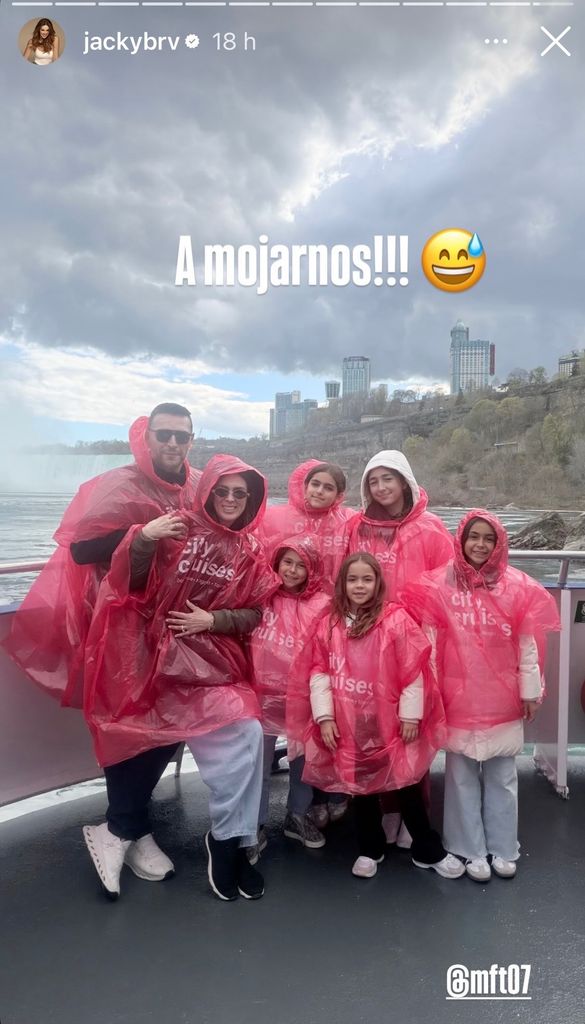 Y asi quedó la familia empapada de pies a cabeza en el paseo en barco. 