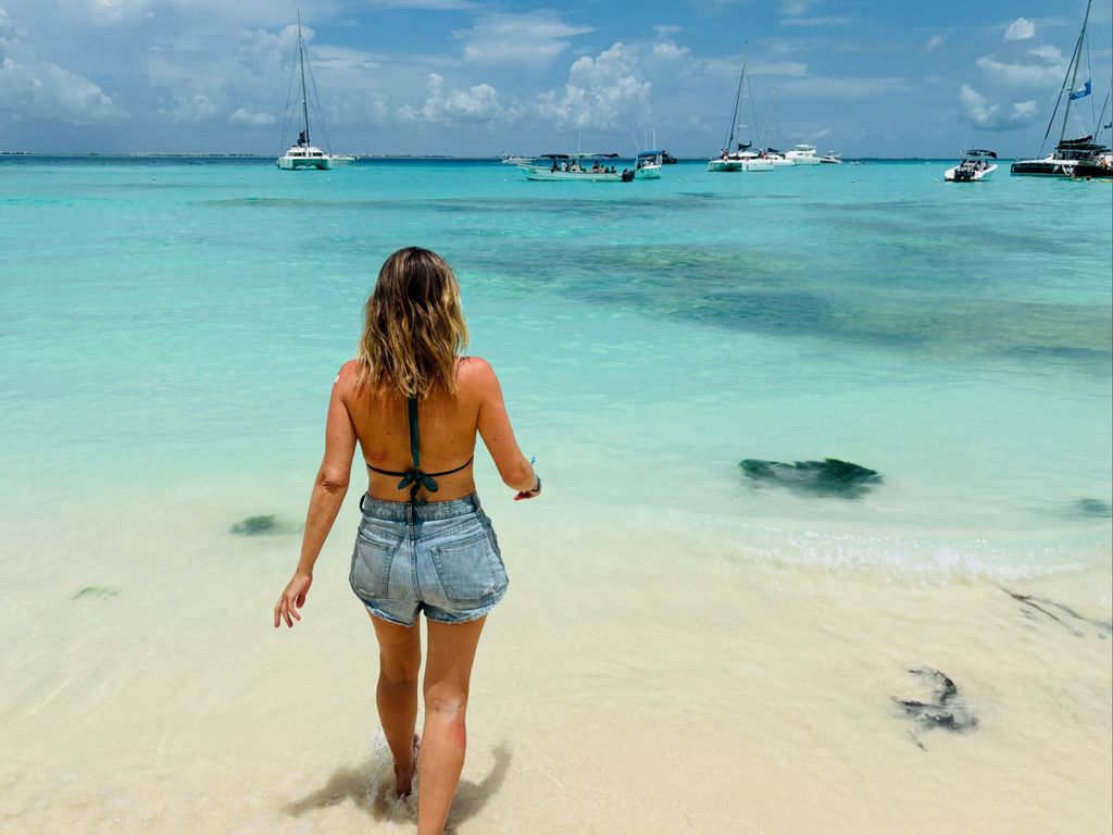 Andrea Ropero, en una de las playas paradisiacas de México