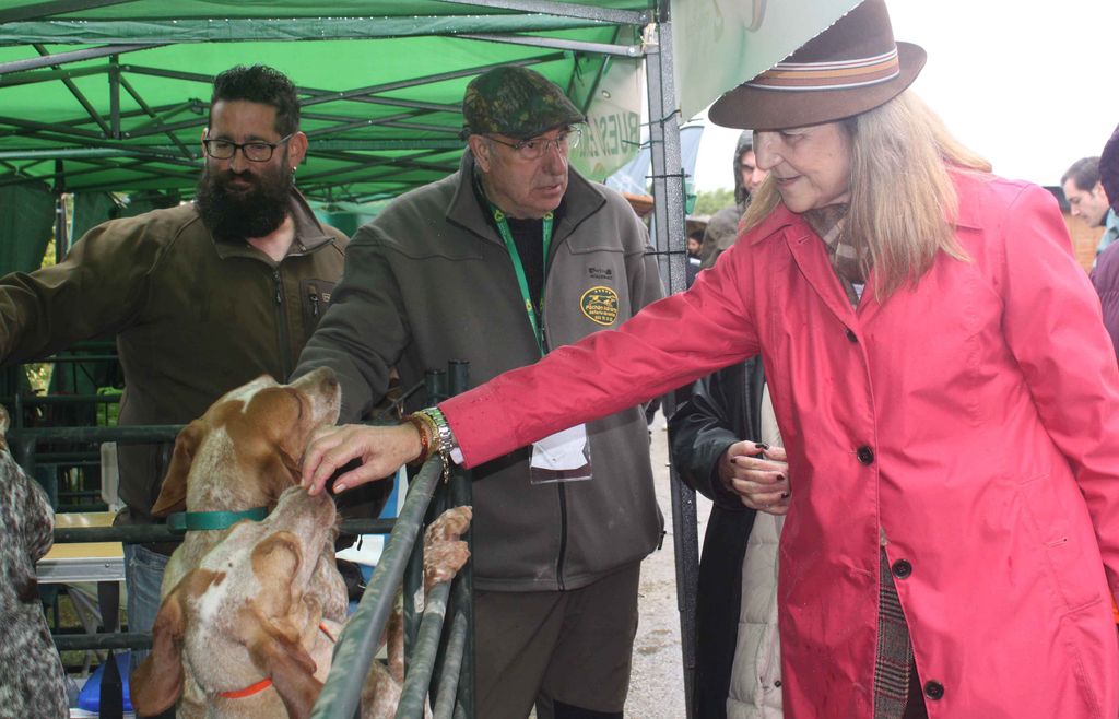 Simpática imagen de la infanta Elena acariciando un perro 