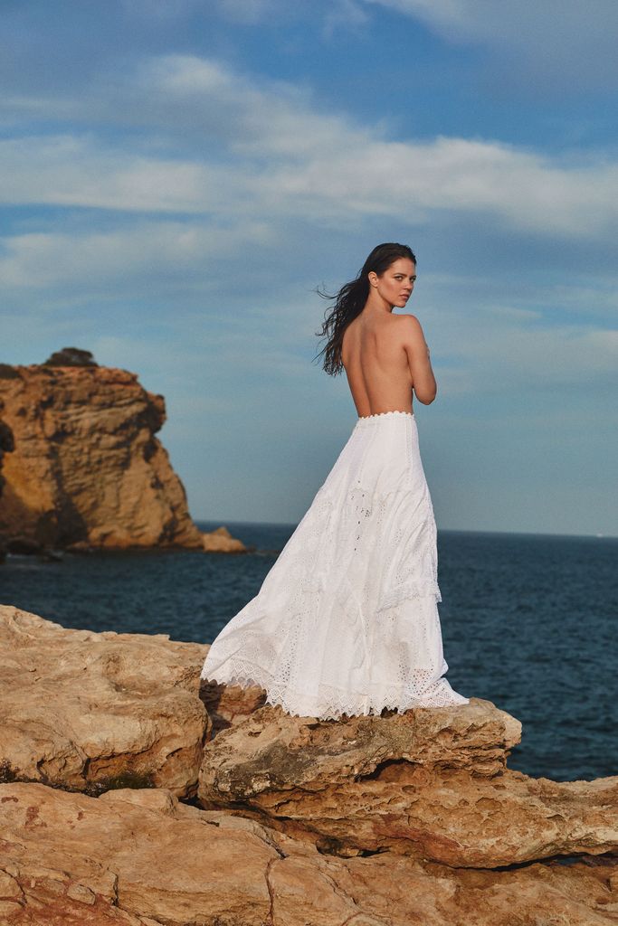 Isabelle Junot en un reportaje de ¡HOLA! en Ibiza con moda Adlib