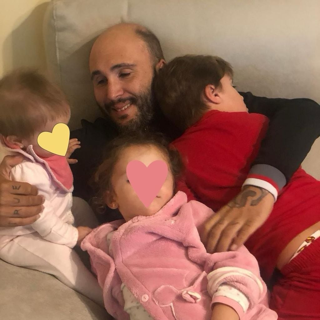 El DJ con sus tres hijos