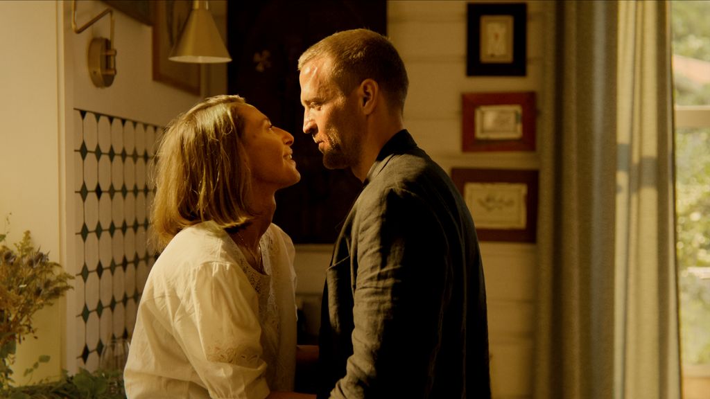 La serie se sumerge no solo en el caso, sino que también es un drama de personajes