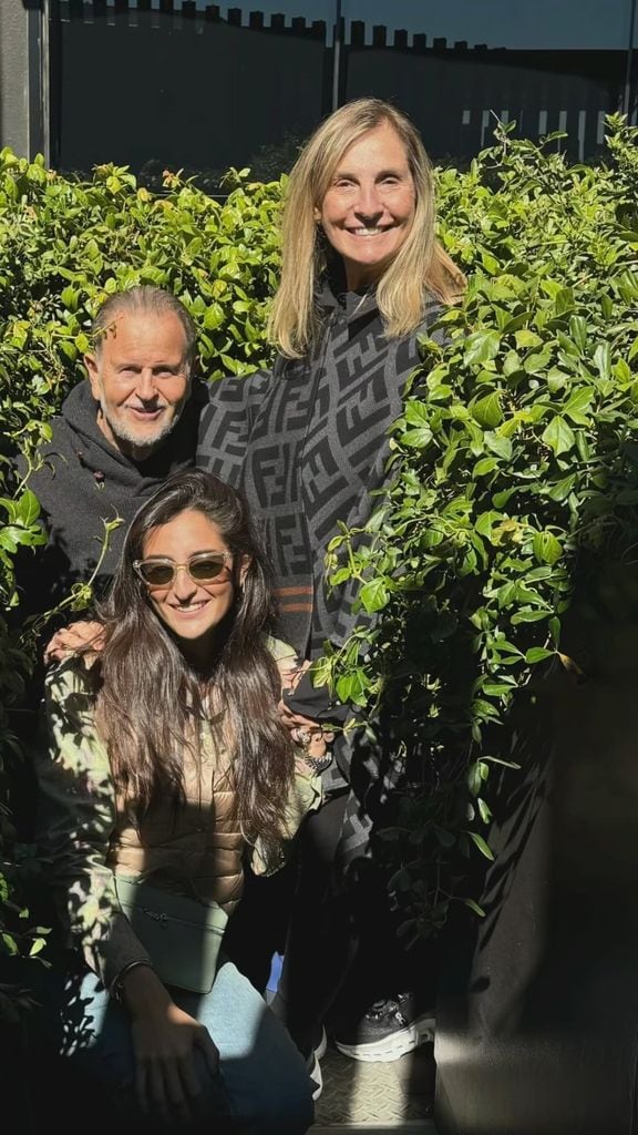 Raúl de Molina junto a su esposa Mily y su hija Mia