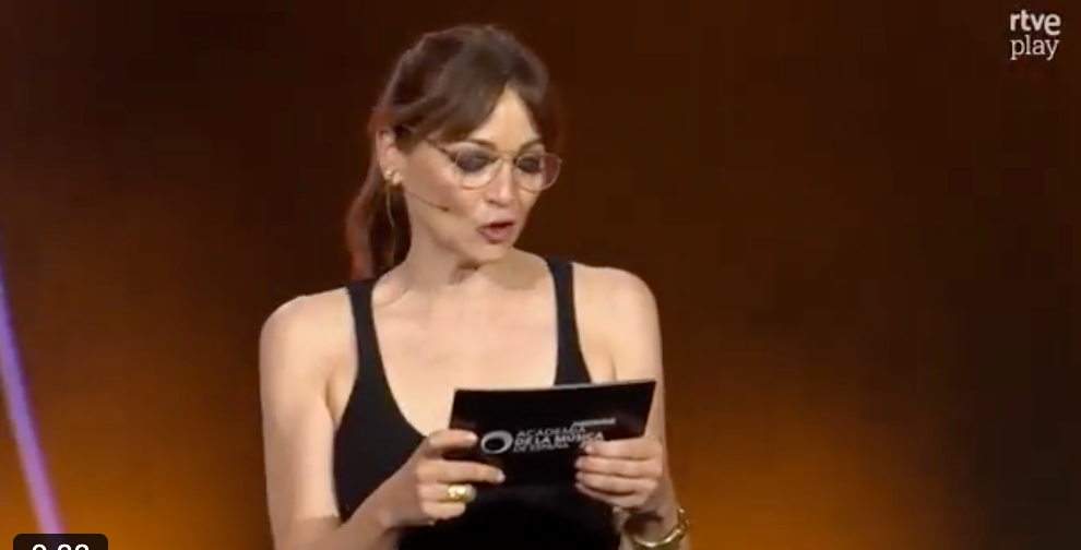 Leonor Watling presentando los Premios de la Academia de la Música de España