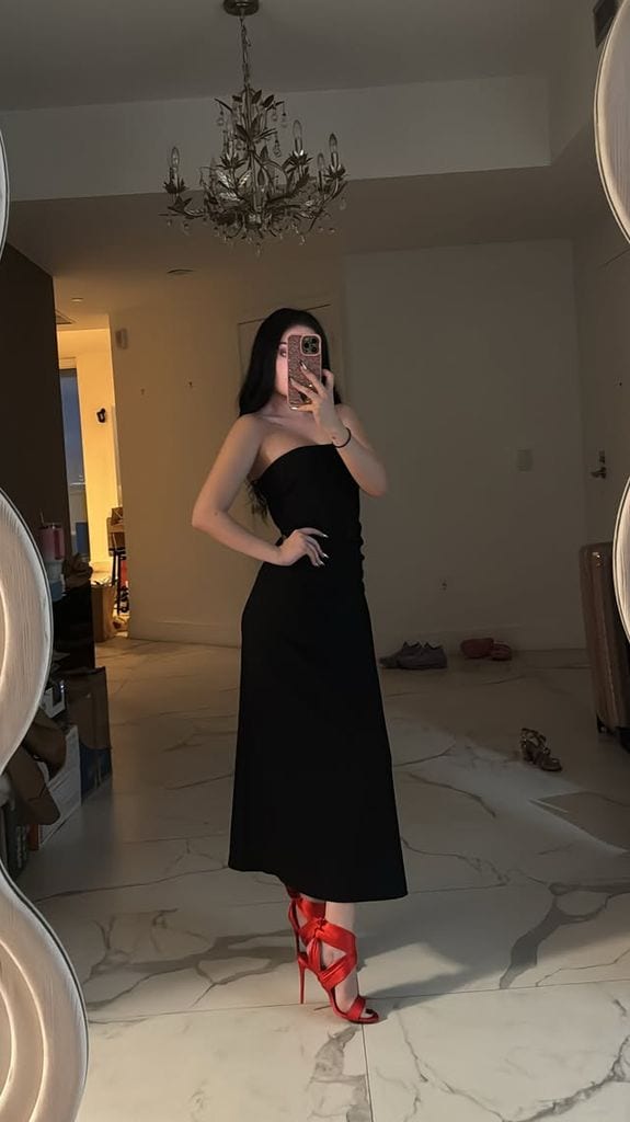 Paola compartió una selfie mostrando el look que eligió para salir con Vicky.