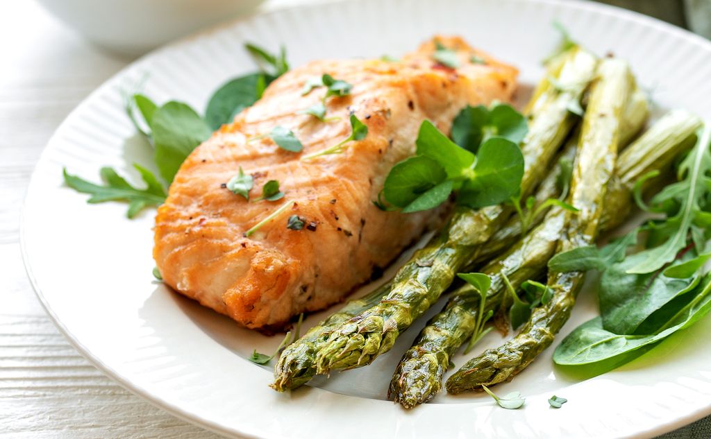 Salmón al horno con espárragos.