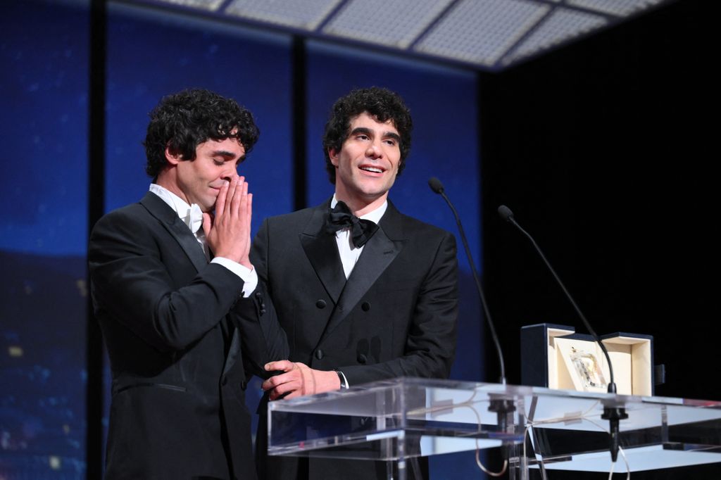Javier Ambrossi y Javier Calvo celebran su premio a la Mejor Dirección por ‘La bola negra’ durante la ceremonia de clausura de la 79ª edición del Festival de Cannes, celebrada en Cannes (Francia), el 23 de mayo de 2026