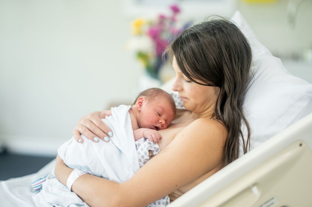 Madre y su bebé recién nacido hacen el piel con piel tras el parto