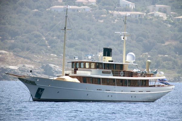 Al parecer por los problemas de alojamiento -una sola construcción en la isla- estaba previsto que algunos asistentes se alojaran al borde del yate ‘vintage’ de 48 metros de eslora que el actor adquirió en 2007 