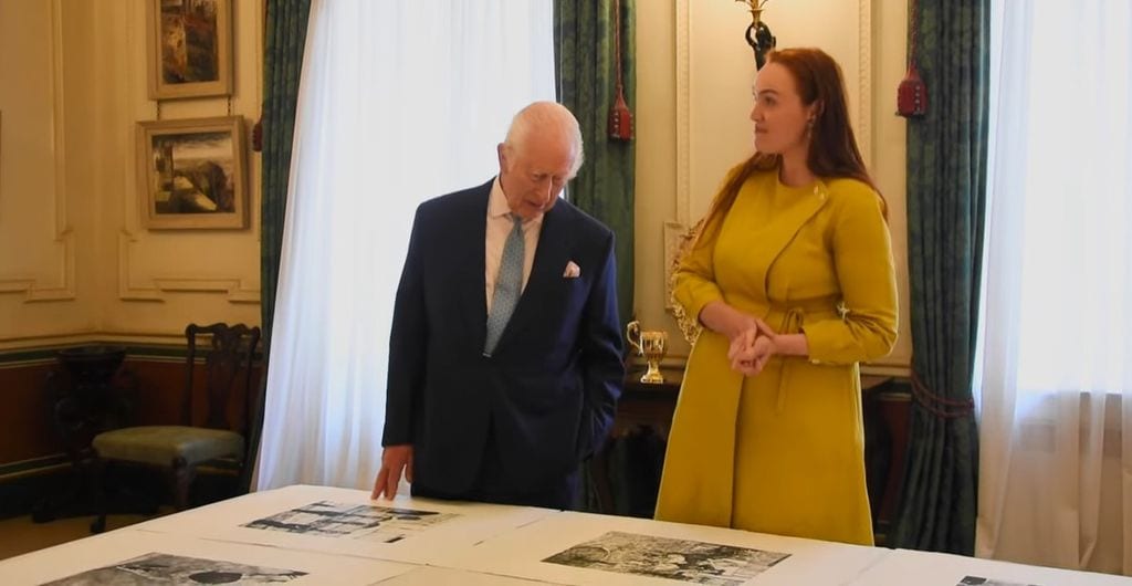 La artista Phoebe Stannard mostrándole su trabajo al Rey 