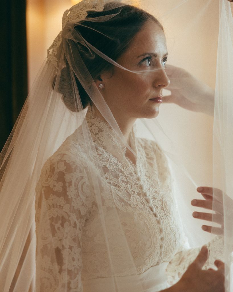 Novia con vestido de encaje