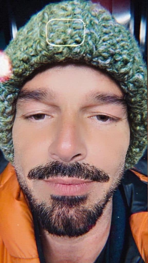 Ricky Martin presumió el gorro que le regaló la novia de uno de sus hijos.
