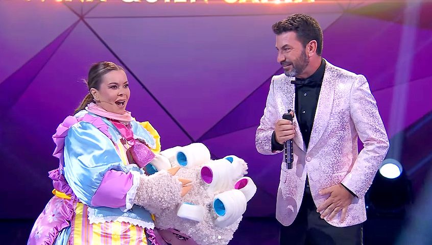 Plano medio de María José Campanario y Arturo Vals en Mask Singer