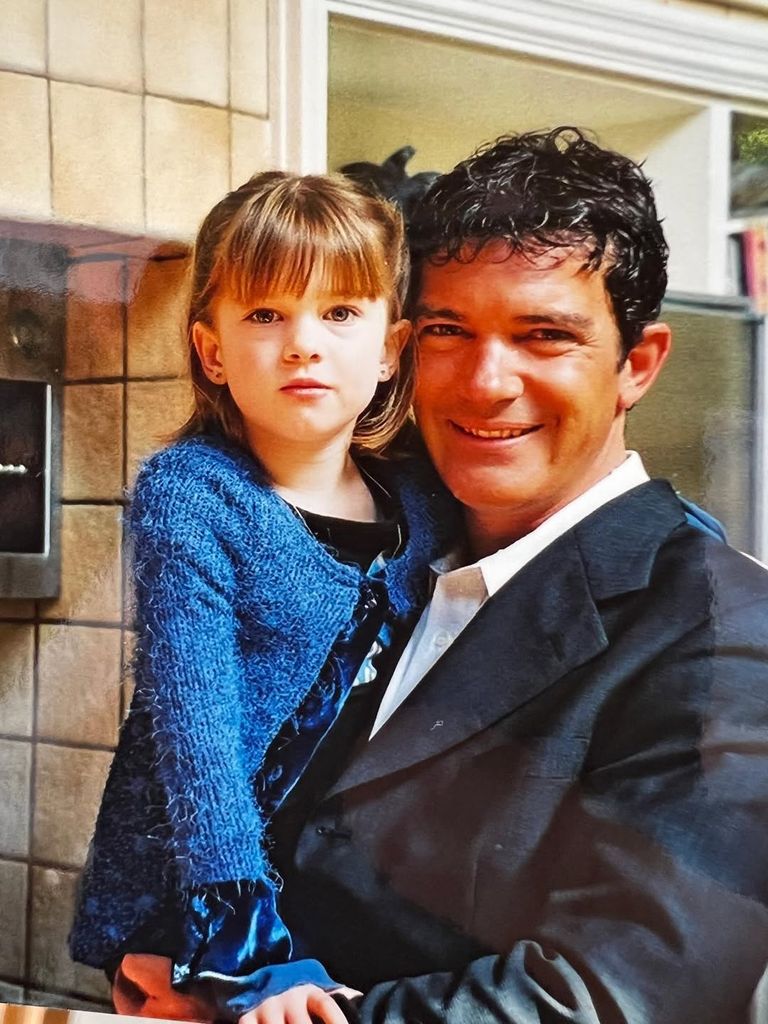 Antonio Banderas sujetando en brazos a su hija Stella del Carmen