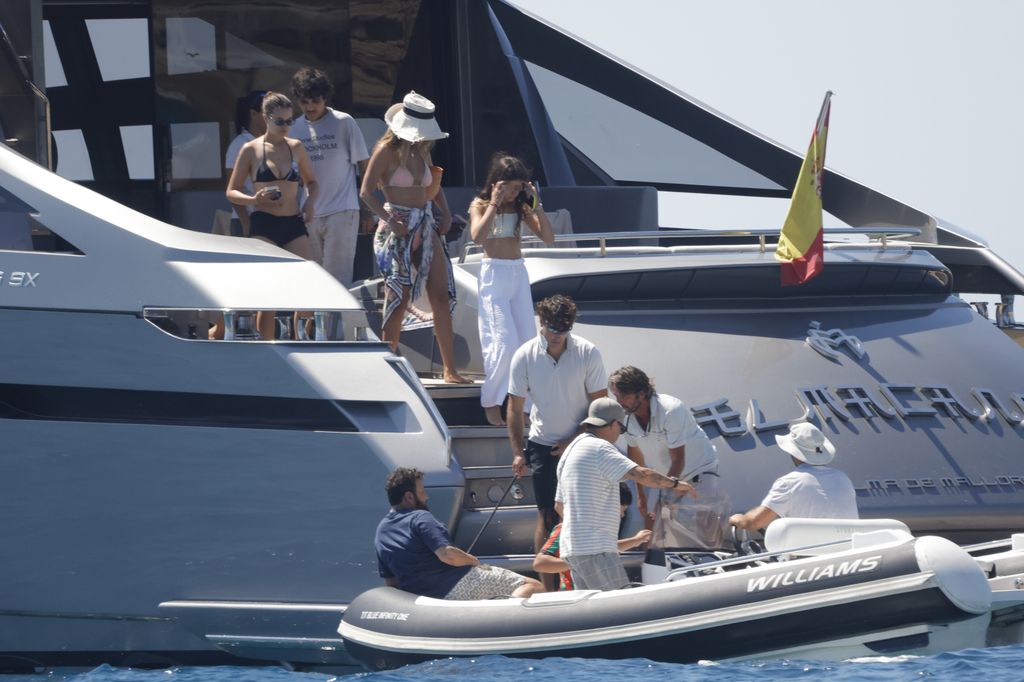 El cantante ha conseguido reunir durante estos días a su actual pareja, la cantante y actriz peruana Stephanie Cayo, y a sus cuatro hijos, Manuela, Alexander, Dylan y Alma, para compartir unas vacaciones muy especiales en aguas mallorquinas