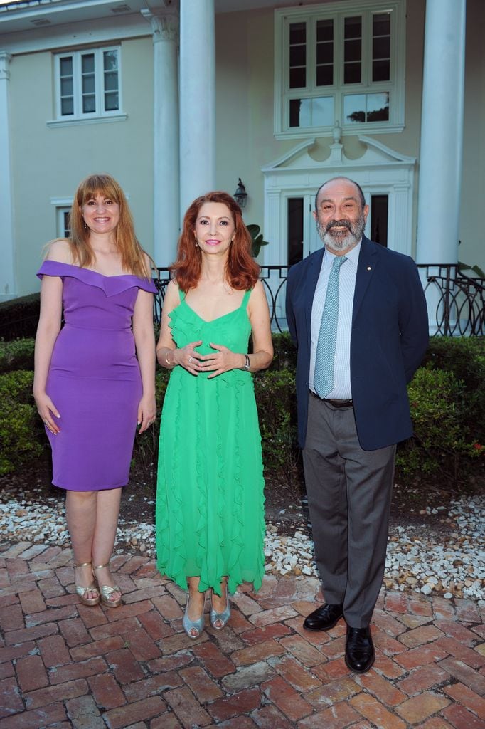 [De izqda. a dcha].Vice cónsul, Cónsul Belén Alfaro y canciller José Rafael Fernández Linares