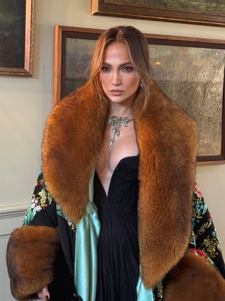 Jennifer Lopez con un mantón de Manila