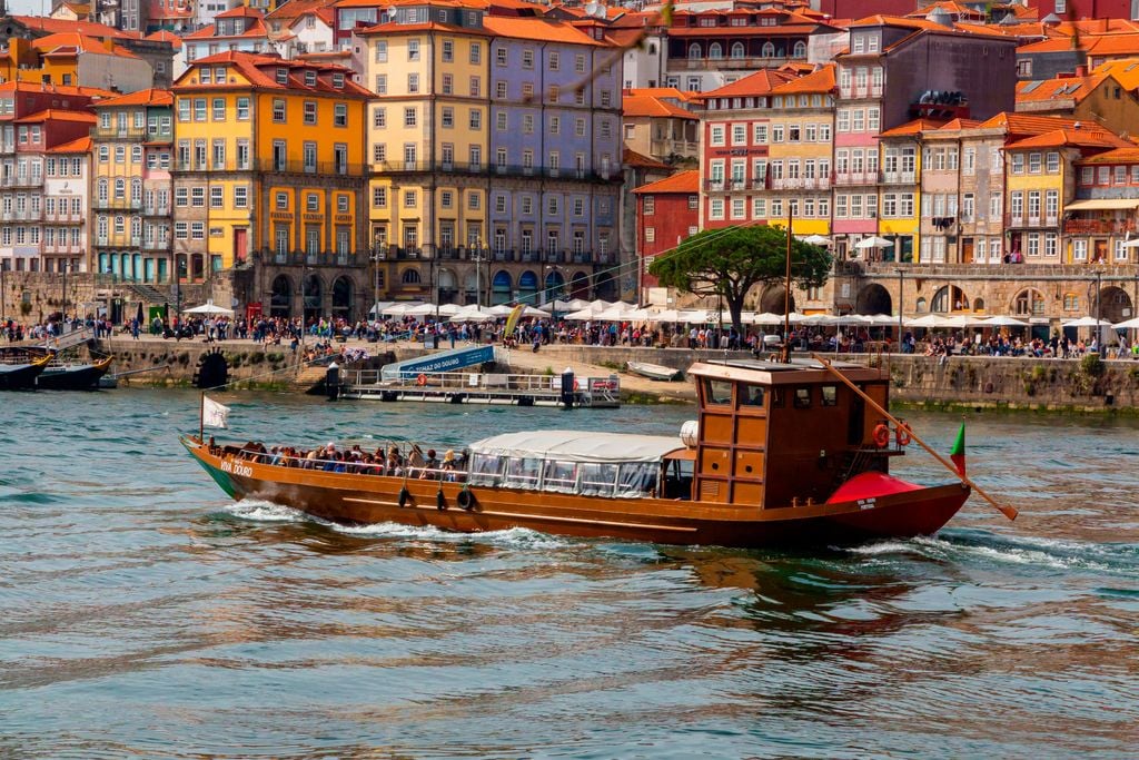 Barco en el río Duero frente a Oporto