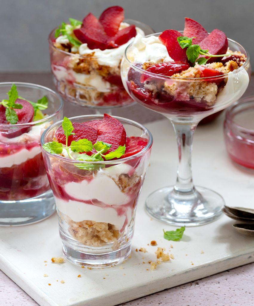Trifle de ciruelas rojas y nata.