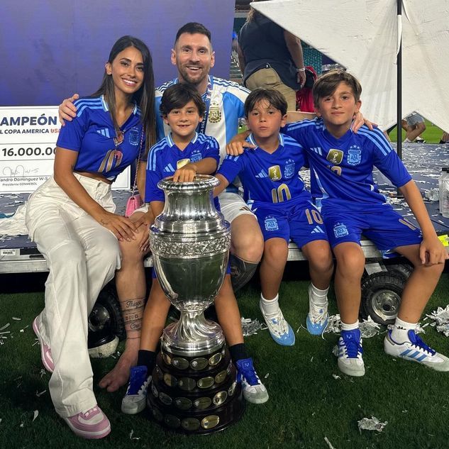 Lionel Messi y Antonela Roccuzzo con sus hijos en la Copa América, julio 2024