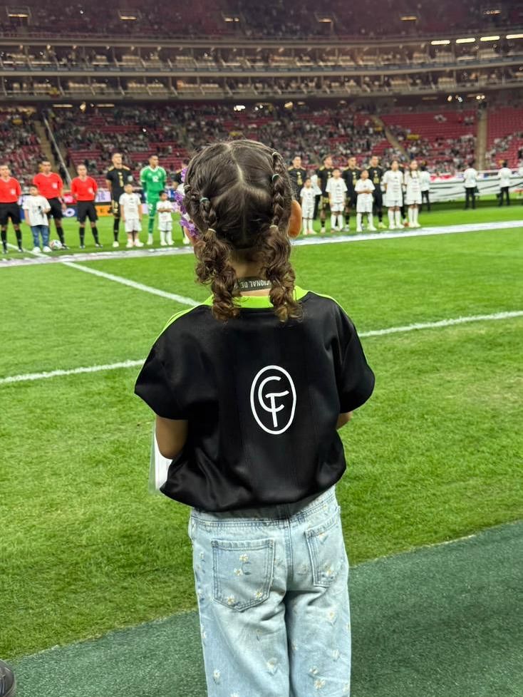 Cayetana, atenta a la presentación de su madre
