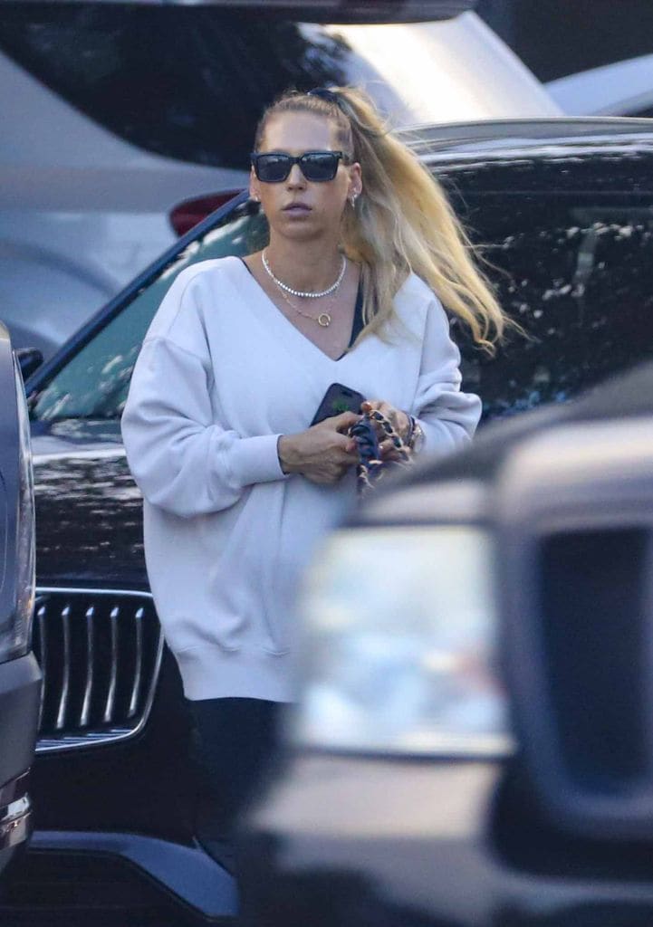 Anna Kournikova fue captada en Miami mientras cumplía sus deberes como mamá.