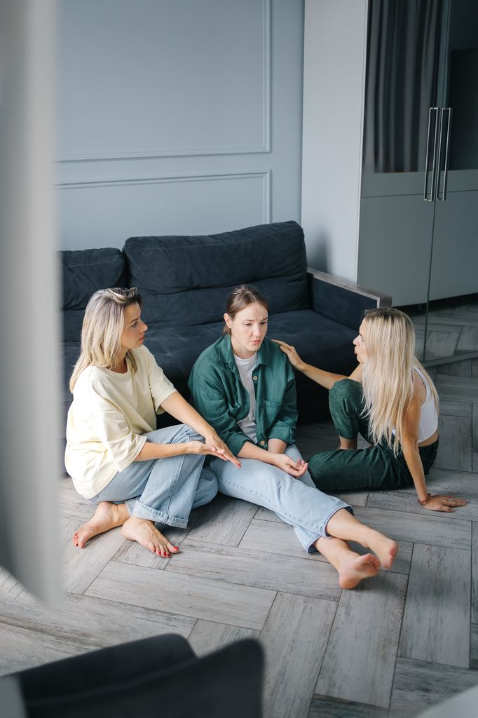 amigas hablando suelo