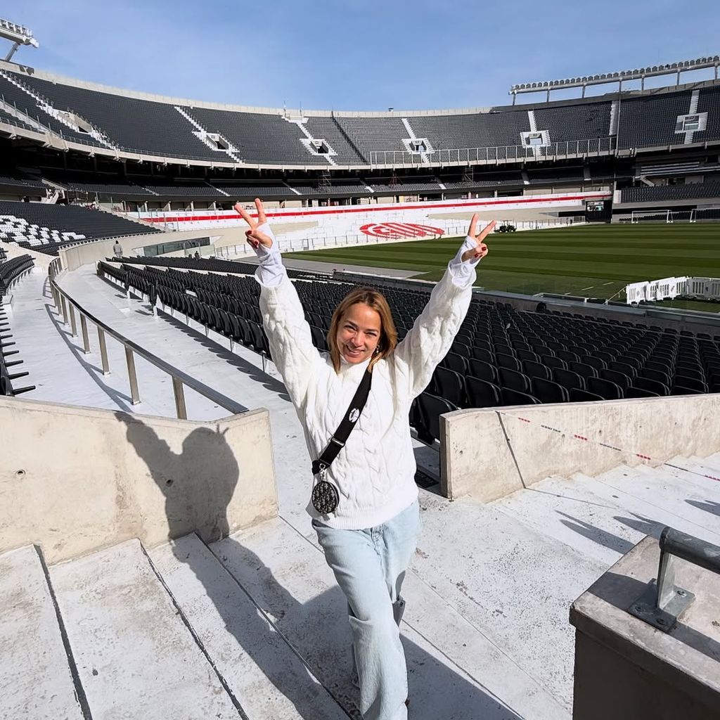 Adamari López, feliz en el estadio del River Plate 