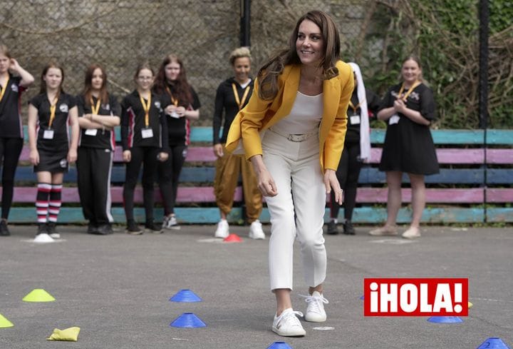Kate Middleton estrena una americana amarilla con sus zapatillas veganas virales de Veja