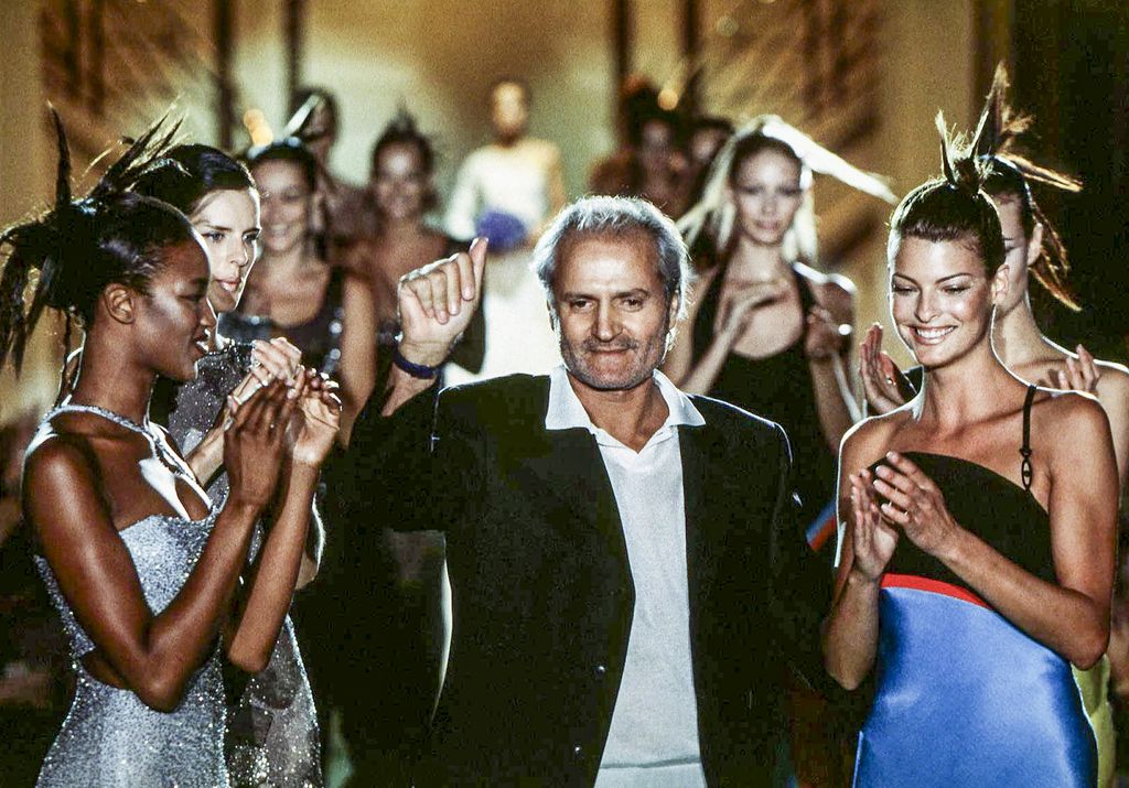 PARIS, FRANCE - JULY 06 : Naomi Campbell, Stella Tennant, Gianni Versace y Linda Evangelista durante un desfile de Alta Costura en París en 1996. 